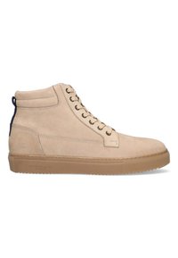 Beige hoge sneakers van gladde suede met zwarte accenten, voorzien van een rubberen zool en een traditionele vetersluiting.