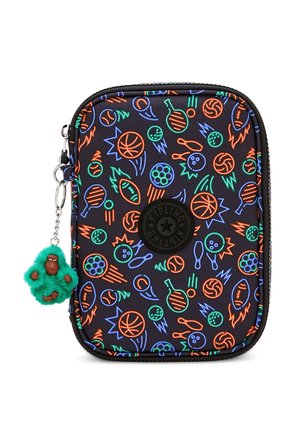 Piccola pochette nera con zip con motivi colorati di palline sportive al neon e un portachiavi a forma di scimmia di peluche verde attaccato alla cerniera.