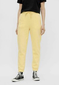 Pieces PCCHILLI PANTS - Träningsbyxor - pale banana