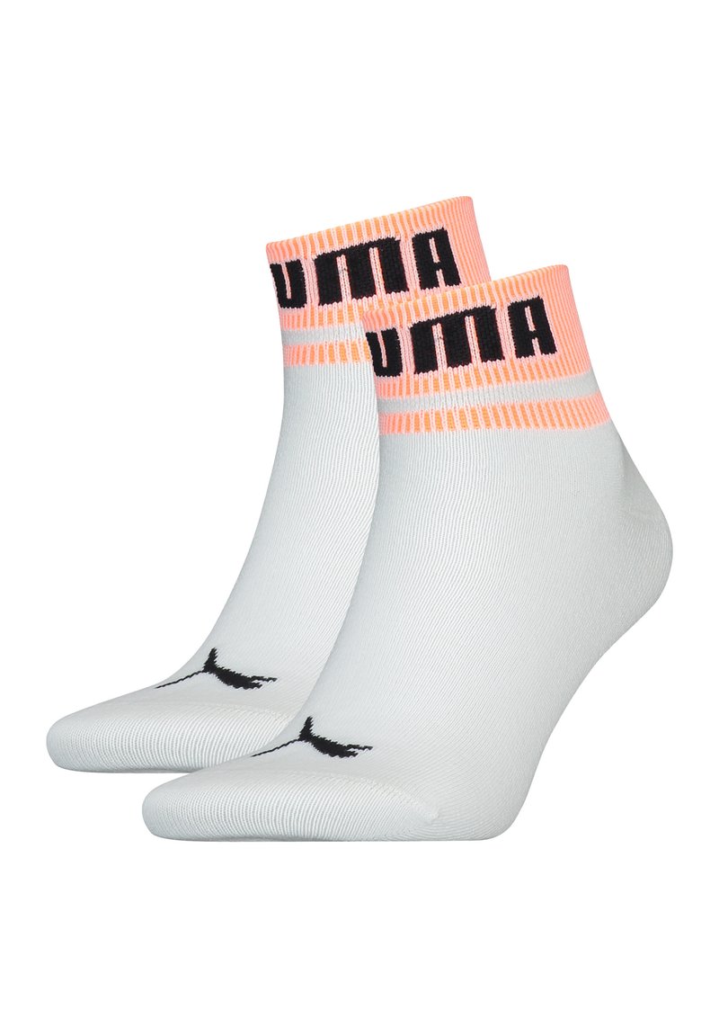 Calcetines tobilleros blancos con un logo de Puma en rosa y negro en el puño. Textura suave y diseño acanalado. Ajuste slim adecuado para el uso casual.