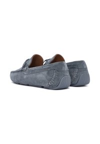Grijze suède moccasinschoenen met een gladde oppervlak, gestikte accenten en rubberen zolen voor grip. Open rugontwerp met een ronde vorm.
