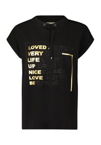 Camiseta negra de manga corta con cuello redondo y diseño de texto en la parte delantera en dorado metálico y materiales reflectantes, mostrando frases motivacionales.