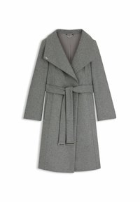 Cappotto di lana grigio con ampi risvolti, vita accentuata da una cintura, maniche lunghe e due tasche frontali. Il dettaglio di cuciture verticali aggiunge texture.
