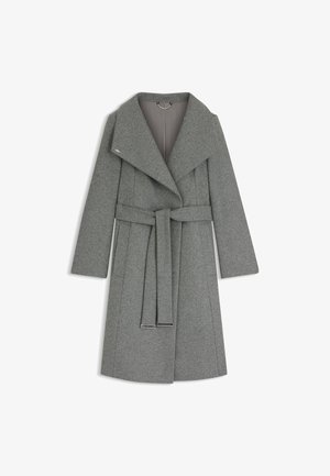 Manteau en laine gris avec grands revers, taille ceinturée, manches longues et deux poches avant. Des détails de couture verticale ajoutent de la texture.