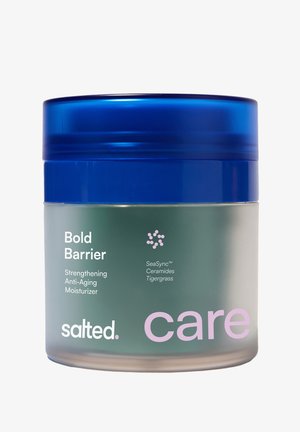 Pot met blauwe dop van Salted Care Bold Barrier verstevigende anti-aging moisturizer met SeaSync, ceramiden en tigergrass op het etiket.