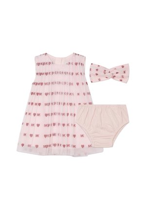 Abito rosa senza maniche con pieghe e motivi a cuore, abbinato a una fascia coordinata e un copri pannolino. Tessuto morbido con texture piacevole.