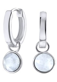 Des boucles d'oreilles en argent en forme de boucle présentent une goutte de pierre translucide facettée, avec une finition lisse et une forme arrondie. Le design comprend un sertissage circulaire.