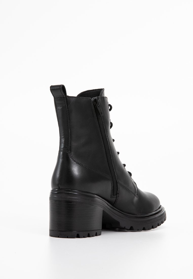 Bottine en cuir noir avec talon épais, fermeture éclair sur le côté et lacets à l'avant, présentée de dos sur un fond blanc.