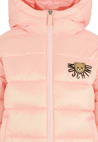 Doudoune rose avec une capuche, dotée d'une finition brillante, d'un motif matelassé horizontal et d'un logo graphique d'ours sur la poitrine.