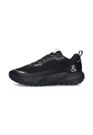 Scarpa sportiva nera in materiale Gore-Tex, caratterizzata da una tomaia testurizzata, un design elegante, dettagli riflettenti e una suola robusta per una migliore aderenza.