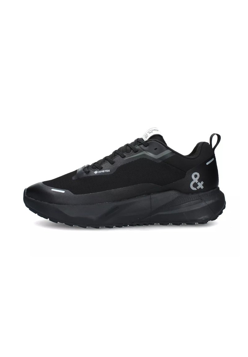 Scarpa sportiva nera in materiale Gore-Tex, caratterizzata da una tomaia testurizzata, un design elegante, dettagli riflettenti e una suola robusta per una migliore aderenza.