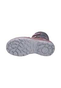 Sole di scarpe da trekking grigie e rosa con un design testurizzato e robusto, presenta profonde scanalature per la trazione e un logo circolare sul tallone.