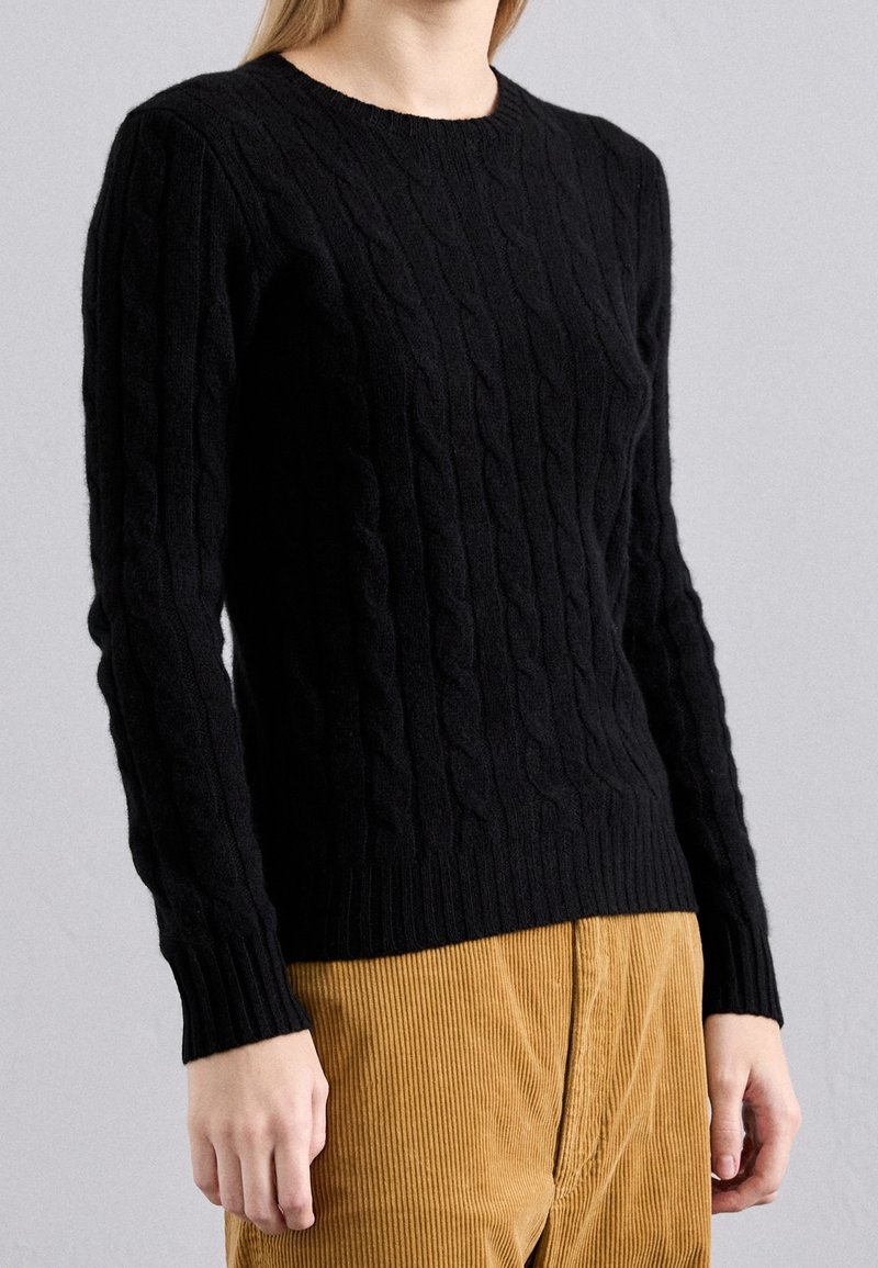 Schwarzer Kabelstrickpullover mit langen Ärmeln, rundem Halsausschnitt und gerippten Bündchen und Saum. Weicher Stoff mit figurnaher Passform.