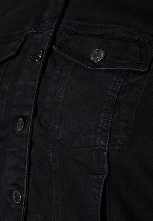 Černá denimová bunda s dvěma náprsními kapsami na knoflíky, prošíváním a mírně texturovanou látkou.