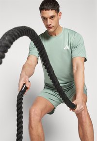 adidas Performance TRAIN ESSENTIALS - Sportfelső - silver green/white