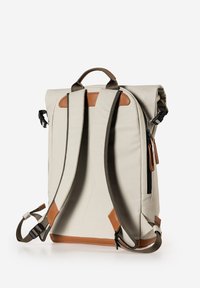 Beige rugzak met bruine lederen accenten, rechthoekige vorm, gevoerde schouderbanden en een ritsvak aan de zijkant. Opgerolde bovenzijde ontwerp.