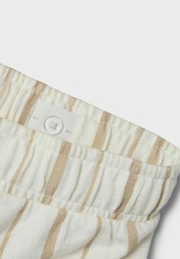 Lätta bomullsshorts med växlande krämfärgade och beige ränder, med ett elastiskt midjeband och en knäppning för en säker passform.