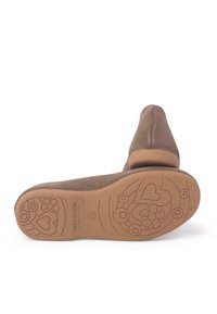 Zapato de ante marrón con punta redonda y suela de goma beige. La suela presenta un patrón decorativo de corazones y flores.