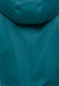 Giacca con cappuccio color turchese realizzata in materiale liscio e impermeabile. Presenta un design semplice con una cucitura centrale e senza hardware visibile.