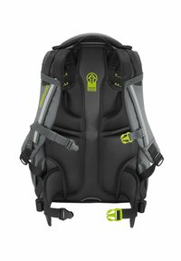 Grauem Rucksack mit schwarzem Netzpolster, verstellbaren grauen Gurten, neon grünen Akzenten und einem Logo. Verfügt über mehrere Schnallen und Fächer.