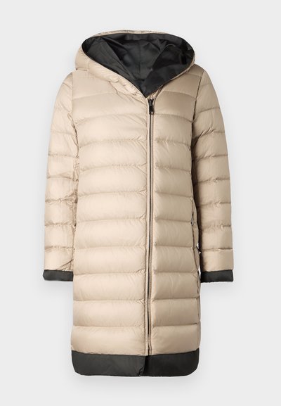 Cappotto imbottito beige con interno nero, cappuccio e zip frontale. Presenta un design a righe orizzontali e polsini e orlo neri.