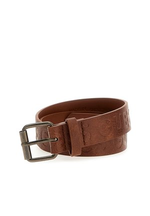Cintura in finta pelle marrone con logo impresso, fibbia in metallo e texture liscia. Profilo piatto con un dettaglio di design a strati.