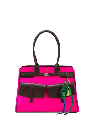 Helle pinkfarbene Handtasche mit dunkelbraunen Griffen und Taschen, mit einem grünen Tennisclub-Schlüsselanhänger mit blauen und grünen Bändern.