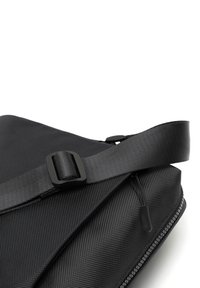 MISAKO Torba čez telo - black