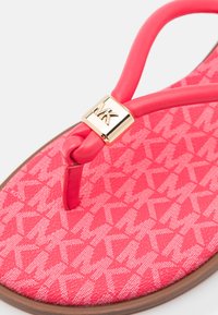 MICHAEL Michael Kors Sandály s odděleným palcem - pink