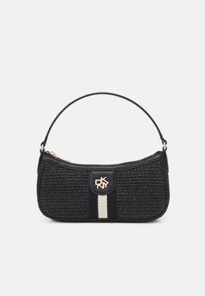 Bolso de mano tejido negro con un logo de hardware dorado, acentuado por una franja blanca vertical. Presenta un asa curva y cierre de cremallera.