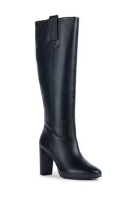 Bota de cuero negro hasta la rodilla con una pestaña texturizada, tacón cuadrado y acabado suave. Presenta un diseño elegante y ajustado con punta afilada.
