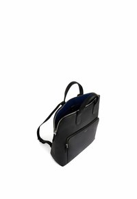 Zaino in pelle nera con finitura testurizzata, dotato di chiusura con zip superiore, tasca frontale e rivestimento interno blu. Due spallacci regolabili.