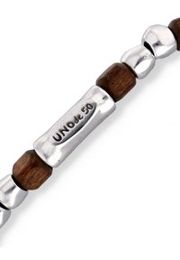 Pulsera con cuentas metálicas plateadas y detalles de madera marrón oscuro, con una pieza central plana de plata grabada con "UNOde50".