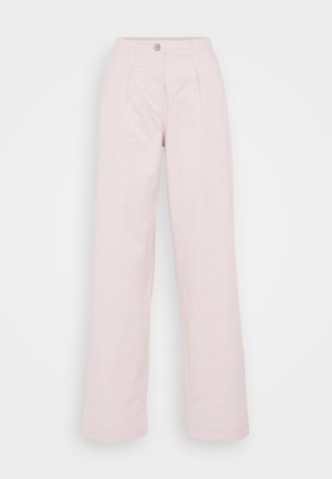 Weite Hose aus weichem, rosa Baumwollstoff mit einem vorderen Knopfverschluss, geplüschtem Design und lässiger Silhouette.