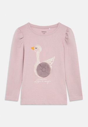 Chemise pour tout-petit à manches longues rose pâle avec épaules bouffantes, ornée d'un motif de cygne avec une aile à texture douce et le texte "La vie est magique."