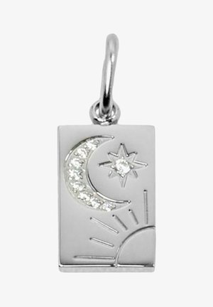 Zilveren rechthoekige hanger met een ontwerp van een halvemaan, ster en zon, met heldere stenen gezet in de halvemaan en ster. Glad afgewerkt.