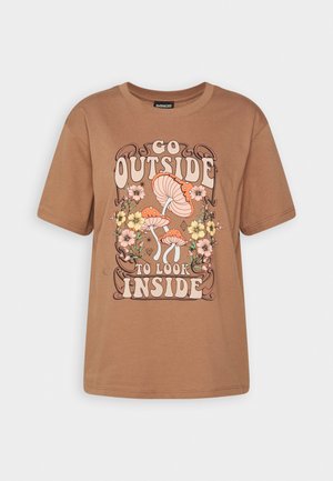 Bruine katoenen T-shirt met korte mouwen, voorzien van een grafische print van paddenstoelen en bloemen, met de tekst "GA NAAR BUITEN OM NAAR BINNEN TE KIJKEN."