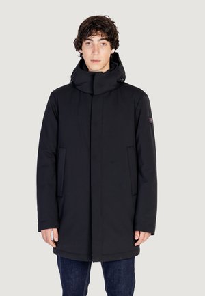 Parka noire avec un col haut, des poches avant et une texture lisse et imperméable. Dispose d'une capuche ajustée et d'un design épuré et minimal.