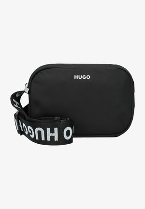 Sac bandoulière rectangulaire noir avec logo HUGO blanc sur le devant et bandoulière noire réglable avec inscription blanche HUGO répétée.