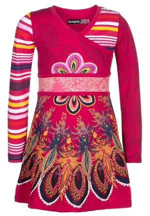 Mädchen-Langarmkleid mit roten, rosa und gelben Blumen- und Paisleymustern sowie einem gestreiften linken Ärmel in Rot, Rosa, Gelb und Weiß.