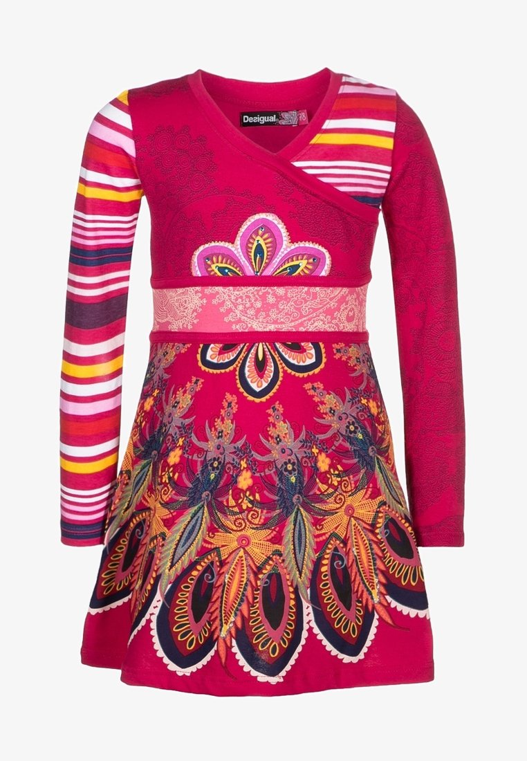 Robe à manches longues pour filles avec motifs floraux et cachemire rouges, roses et jaunes, et manche gauche rayée en rouge, rose, jaune et blanc.
