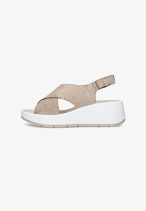 Sandalo beige con zeppa, con cinturini incrociati e testurizzati, punta aperta e cinturino posteriore regolabile, con suola bianca spessa.
