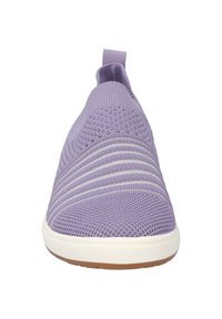 Fioletowe, lekkie buty wsuwane z teksturowaną cholewką z dzianiny, z białymi poziomymi paskami i elastyczną gumową podeszwą.