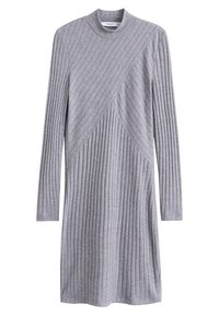 Robe grise côtelée avec des manches longues et un col montant. Présente un motif de couture diagonal, une texture douce et un design à longueur de genou.