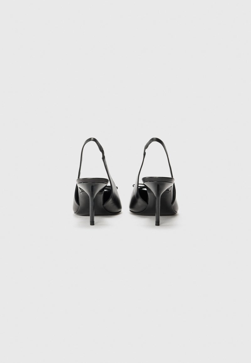 Sorte læder slingback højhælede sko med spids tå, høj stiletto hæl og en glat overflade. Minimalistisk design uden synlige udsmykninger.