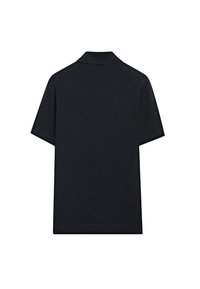 Svart polo shirt med klassisk krage, korta raglanärmar och en slät yta, utformad för komfort och mångsidighet.