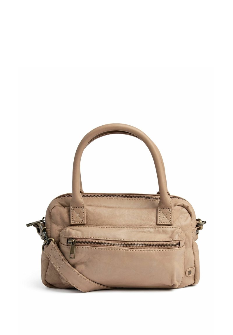 Beige läderhandväska med en texturerad yta, dubbla handtag på toppen, framficka med dragkedja och en justerbar axelrem för mångsidighet.