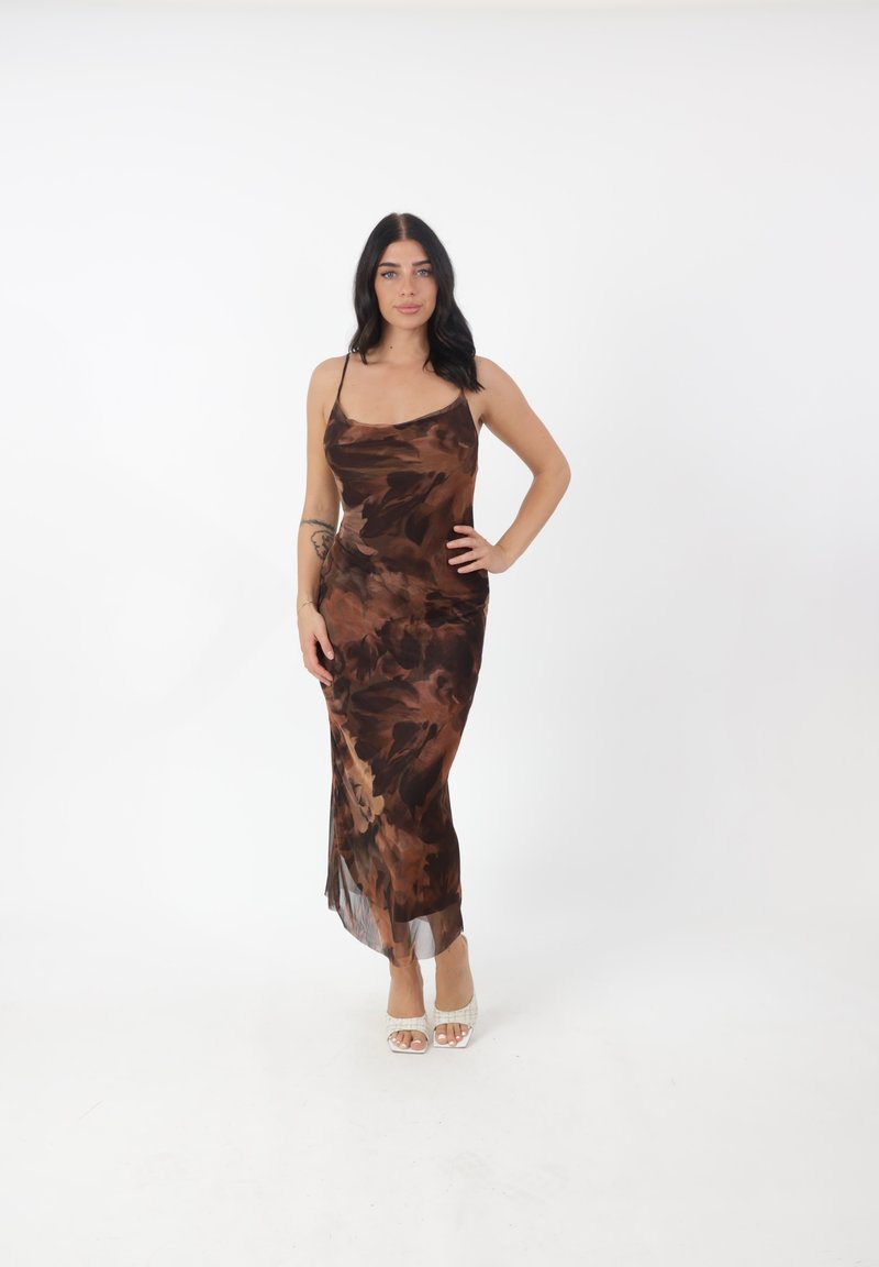 Robe maxi à motif floral marron en tissu léger, dotée de fines bretelles et d'une silhouette ajustée avec une fente subtile sur le côté.