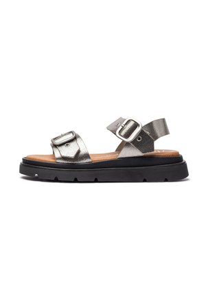 Sandali in pelle argentata metallizzata con due fibbie regolabili, suola in gomma nera e una soletta testurizzata per il comfort. Design piatto e open-toe.