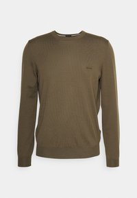 Olivgrön långärmad stickad tröja med rund halsringning, ribbade mudd och fåll, med en liten logotyp på vänster bröst.